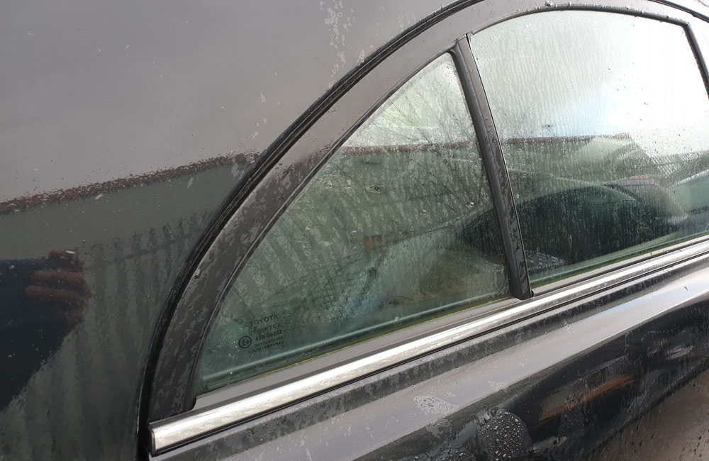 Toyota Avensis TR D-4D Quarter window glass driver side rear